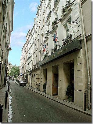 Photo 1 - Relais-Hôtel du Vieux Paris 4* Sterne Paris in der Nähe des Viertels Latin (Quartier Latin) und boulevard Saint Michel. - Das Relais-Hotel du Vieux Paris hat eine ganz eigene Geschichte! Es wurde 1480 gebaut und war im Besitz des Herzogs De Luynes und des Herzogs D’O. Es war einst der Wohnsitz von Pierre Seguier, des echten Marquis d’O. In den 1950-er und 60-er Jahren nahmen es amerikanische Dichter in Beschlag und aus der gleichen Bewegung ging auch die „Beat Generation“ hervor. Unter ihnen waren Burroughs, Kerouac, Ginsberg und Corso.

Und all der Zauber von Paris liegt hier gleich um die Ecke. Die Ufer der Seine, das Quartier Latin, seine typischen Cafes und Restaurants, der Blumenmarkt, Notre Dame und der Louvre. In diesem Hotel finden Sie den ganzen Zauber der Erinnerungen, schließlich war es der Ausgangspunkt der Beat Generation.