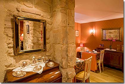 Photo 4 - Relais-Hôtel du Vieux Paris Parigi 4* stelle nei pressi del Quartiere Latino (Quartier Latin) e vicino boulevard Saint Michel - * Colazione in camera o nella sala per la colazione
    * Giornali
    * Lavanderia e pulitura a secco
    * Quotidiano gratuito International Herald Tribune
    * nternet WIFI gratuito
    * Pass per i musei del Louvre e d’Orsay disponibili alla reception per evitare le code
    * Business Center
    * Internet gratuito
    * Acquisto dei biglietti per i musei su richiesta. Questo servizio vi permetterà di evitare  le code.