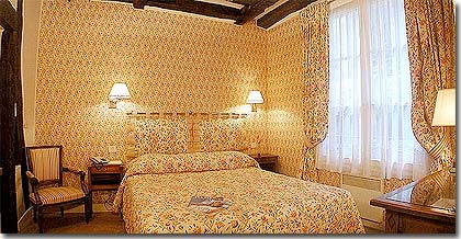 Photo 8 - Relais-Hôtel du Vieux Paris 4* Sterne Paris in der Nähe des Viertels Latin (Quartier Latin) und boulevard Saint Michel. - Deluxe Zimmer:

Das Zimmer hat ein Bad mit Massagedusche.
Blick auf den Garten.