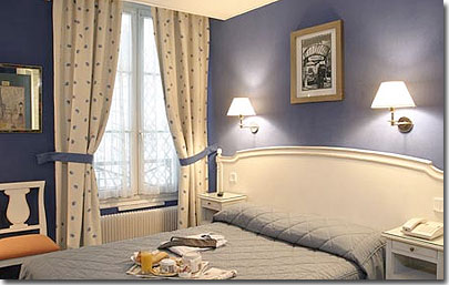 Photo 3 - Hotel Eiffel Kennedy Parigi 3* stelle vicino all' 16eme arrondissement - Tutte le camere dispongono di bagno privato con asciugacapelli, scrivania, aria condizionata regolabile autonomamente, minibar, linea telefonica diretta con presa internet, TV satellitare, riscaldamento e radio. Ferro da stiro e lettini per bambini sono disponibili su richiesta.