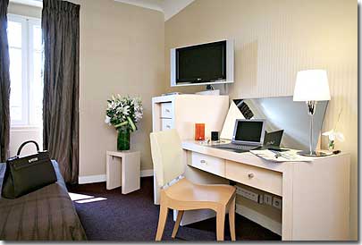 Photo 4 - Hotel Holiday Inn Paris Auteuil Paris 3* star near 16eme arrondissement - Spacious rooms have bathrooms with natural light. 
Rooms have air conditioning and individual heating, double glazing, soundproofing and Wi-Fi and high speed internet connections.