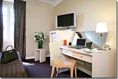 Photo 4 - Hotel Holiday Inn Paris Auteuil Paris 3* estrelas perto do 16eme arrondissement - Quartos espaçosos com casas de banho com luz natural. 
Os quartos têm ar condicionado e aquecimento individual, janelas de vidro duplo e insonorizados e acesso Wi-Fi e de alta velocidade à Internet. 
Existe uma televisão de ecrã plano por satélite, mini bar e cofre.