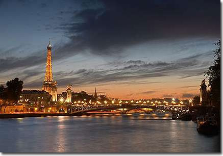 Photo 1 - Hotel Chambiges Elysees Paris 4* étoiles proche des Champs-Elysées - Dans une rue discrète et protégée, pourtant au cœur du fameux Triangle d’Or, l’Hôtel Chambiges ne saurait être mieux situé. Autour de lui, tout un Paris rêvé est à disposition : à deux pas, l’avenue Montaigne ravit les amateurs de shopping de luxe, un peu plus loin, on flâne sur la plus belle avenue du monde, les Champs-Élysées, et plus près, l’embarcadère pour une croisière romantique sur la Seine...

Les grands cabarets, les meilleurs restaurants ou les clubs les plus prestigieux de la capitale sont tous accessibles en toute simplicité. Choisir de prendre ses quartiers à l’Hôtel Chambiges est la certitude de profiter du meilleur de Paris.