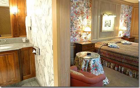 Photo 9 - Hotel Chambiges Elysees Paris 4* star near the Champs Elysees - The bedroom and its adjoining bathroom are set apart, and provide plenty of room for a good rest. You'll feel absolutely lucky to be there!