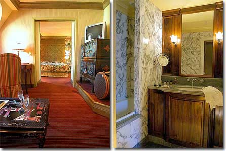 Photo 11 - Hotel Chambiges Elysees 4* Sterne Paris in der Nähe der Avenue des Champs Elysées. - Das Badezimmer ist mit weißem und grauem Marmor ausgestattet, der besonders gut durch die Holzmöbel zur Geltung kommt.