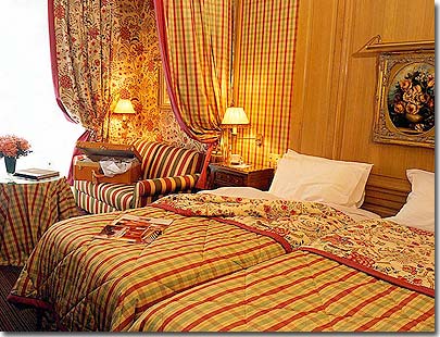 Photo 12 - Hotel Chambiges Elysees Paris 4* star near the Champs Elysees - DELUXE ROOMS

The deluxe rooms with their harmonies of warm tones--raspberry red, yellow and blue--are an invitation to take a restful timeout.