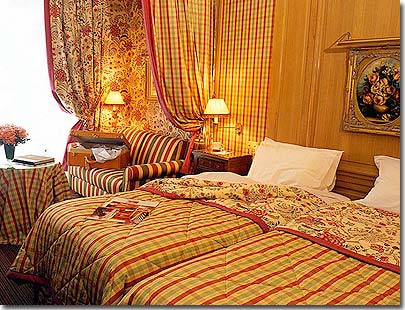 Photo 12 - Hotel Chambiges Elysees Paris 4* estrelas ao pé dos Campos Elísios - QUARTO DELUXE

Compostos por harmonias de tons calorosos  vermelho-framboesa, amarelo ou azul...
os quartos Deluxe inspiram o momento de uma pausa aprazível.