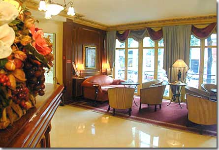 Photo 3 - Hotel Elysees Ceramic Paris 3* star near the Champs Elysees - Sheltered in the hotel's main lounge you will be able to contemplate the hectic Parisian life.