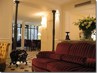 Photo 2 - Hotel Arioso Paris 4* star near the Champs Elysees - The atmosphere of an elegant bourgeois 19th century residence, a pleasant corner to read and have a drink by the fireplace.