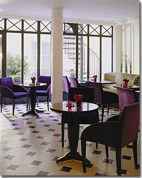 Photo 3 - Hotel Arioso Paris 4* étoiles proche des Champs-Elysées - Entre le salon et le patio, un lieu convivial baigné de lumière naturelle vous attend pour faire une pause à tout moment de la journée.