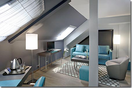 Photo 11 - Design Hotel Bassano Paris 4* étoiles proche des Champs-Elysées - Superficie :45m². Suite sous les toits. | Lit 200 cms (king): grand lit ou twin + canapé lit (2x90cms) | 5 personnes avec 1 lit supplémentaire : 35 euros | Salon et chambre séparés | Suite non fumeur | TV satellite, minibar, coffre fort individuel, plateau café et thé, air conditionné, double vitrage, sèche cheveux, wifi gratuit.