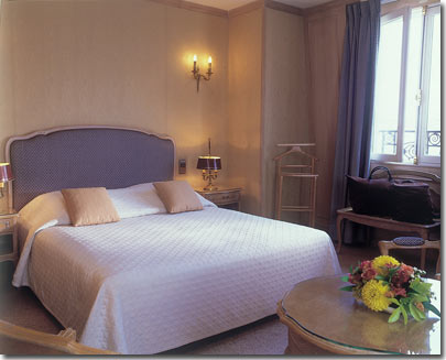 Photo 4 - Hotel Chateau Frontenac Paris 4* étoiles proche des Champs-Elysées - Nos 104 chambres et suites, climatisées et insonorisées, sont décorées dans un style Louis XV, et disposent d’un coffre individuel, d’un mini bar, de la télévision par satellite, et d’une connexion Internet haut-débit.

Nos chambres « standard » sont situées, soit sur cour, bénéficiant ainsi d’un calme absolu, soit sur rue, pour une vue unique sur le quartier des Champs-Elysées.