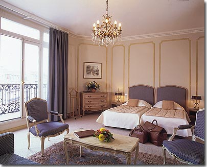 Photo 5 - Hotel Chateau Frontenac Paris 4* star near the Champs Elysees - All our « Superior » rooms are characterized by their great luminosity and are particularly roomy.