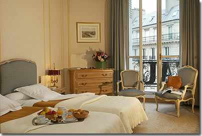 Photo 7 - Hotel Chateau Frontenac Paris 4* star near the Champs Elysees - All our suites, made of a bedroom and a separate setting room, largely open on rue François 1er and rue Pierre Charron and are perfectly soundproofed. The use of woodworks and clear dyestuffs confer a great luminosity.