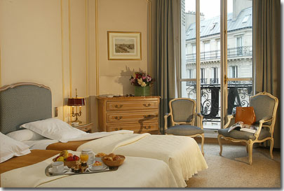 Photo 7 - Hotel Chateau Frontenac Paris 4* estrelas ao pé dos Campos Elísios - Todas as suites, compostas de um quarto e uma sala separada, com vista sobre as ruas François 1er  ou Pierre Charron são perfeitamente insonorisadas. O emprego de “boiseries” e de tecidos claros conferem uma grande luminosidade.