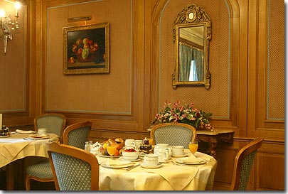 Photo 8 - Hotel Chateau Frontenac Paris 4* étoiles proche des Champs-Elysées - Notre salle de petit-déjeuner s’ouvre sur la rue François 1er par de larges baies vitrées et se distingue par sa décoration « à la Française ».

Nous vous proposons un petit-déjeuner continental ou buffet, de 7 heures à 14 heures, tous les jours.
Le room service est assuré de 7 heures à 22 heures 30.