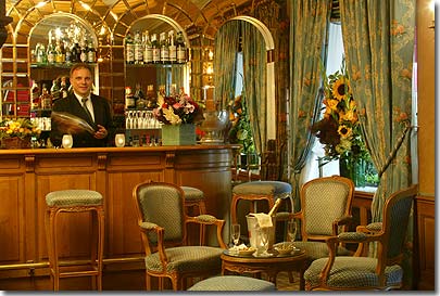 Photo 9 - Hotel Chateau Frontenac Paris 4* étoiles proche des Champs-Elysées - Des matières nobles, boiseries et tissus tendus, donnent à notre bar et à notre salon, une atmosphère chaleureuse et intimiste.
Pour vos rendez-vous d’affaires, notre salon vous accueille dans son cadre élégant et discret.
Notre bar vous accueille du Lundi au Samedi, à partir de 17 heures et vous propose un large choix de boissons et de cocktails.