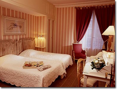 Photo 8 - Hotel de Banville 4* Sterne Paris in der Nähe des Triumphbogens und Palais des Congrès. - Elegante Zimmer mit einer Privatsphäre, die alle eine andere Geschichte erzählen. Sie treten bei Ihnen ein, als ob Sie entzückt die Seiten eines Romans öffnen würden, von dem Sie schon bei den ersten Zeilen wissen, daß es traumhaft wird.