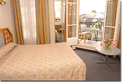 Photo 4 - Hotel de Sevigne Parigi 3* stelle nei pressi degli Champs Elysées e vicino dell’Arco di Trionfo - Camera superiore con letto matrimoniale, 3 finestre a uscio che si aprono a uno terrazzino con vista allo Square des Etats Unis.
Entrata privata che isola del chiasso di corridoio.
Climatisazione, cassa forte, Tivù 20 catene, sala da bagno, prominente e imponente tavola di lavoro.