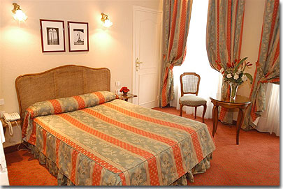 Photo 5 - Hotel de Sevigne Paris 3* estrelas ao pé dos Campos Elísios e perto do Arco do Triunfo - Quarto agradàvel com uma grande cama que communica para outro quarto, podendo receber 3 pessoas. Entrada privativa que isola dos barulhos do corredor, quarto luminoso com 2 grandes portas janelas que se abrem para uma varanda. Ar condicionado , cofre individual, Wi-Fi, minibar, Tv com 20 canais, importante mesa de trabalho.