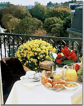 Photo 6 - Hotel de Sevigne 3* Sterne Paris in der Nähe der Avenue des Champs Elysées und des Triumphbogens. - Zimmer in der 5. Etage mit Balkon-Terrasse  nach Osten und Südwesten, 
ausgestattet mit Terrassenmöbeln.