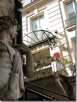 Photo 1 - Hotel Du Bois Paris 3* étoiles proche des Champs-Elysées - Situé au coeur de Paris, à 200m de l'Arc de Triomphe et des Champs Elysees.
L'Hôtel du Bois est situé rue du Dôme, qui, avec ses arbres, ses bancs et son escalier rappelle le charme pittoresque des ruelles de la Butte Montmartre.