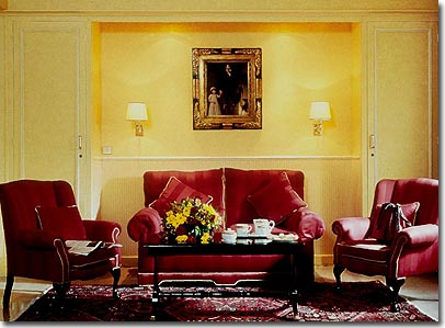 Photo 3 - Hotel Du Bois Paris 3* étoiles proche des Champs-Elysées - Le mobilier de style géorgien et une bibliothèque apportent une touche raffinée dans ce décor où chaque client se sent comme chez lui.