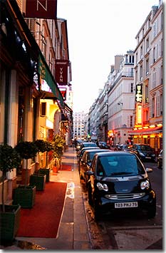 Photo 10 - Hotel Elysees Mermoz París 3* estrellas cerca de los Campos Elíseos y del Arco del Triunfo - Una calle tranquila en el corazón de un barrio animado:

De día, las calles circundantes están llenas de vida, boutiques de los grandes modistas del Faubourg St Honoré y de la Avenida Montaigne, galerías de arte y restaurantes para todos los presupuestos.

De noche, es el barrio de los restaurantes gastronómicos, de los cines, de los bares y de la vida nocturna en París (Lido, Crazy Horse y el Queen a proximidad).

Nada más salir del hotel, a 100m, los Campos Elíseos, el Faubourg Saint Honoré y la Avenida Montaigne.