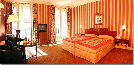 Photo 6 - Hotel Elysees Union Paris 3* étoiles proche des Champs-Elysées - Dans ses chambres et suites toutes insonorisées et climatisées, vous trouverez calme, ambiance chaleureuse, et des services de qualité.