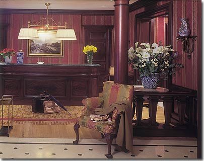 Photo 1 - Hotel Franklin Roosevelt Parigi 4* stelle nei pressi degli Champs Elysées - Il hotel Franklin Roosevelt, 48 camere e suite, al cuore del triangolo di oro, saprà sedurrvi per la sua cornice calorosa e la sua atmosfera raffinata.
Questo palazzo in pietra da taglio costruisce alla fine del diciannovesimo secolo, beneficia di un'area eccezionale, ad alcuni passi del viale Montaigne.
Il nostro personale di ricevimento è a vostra disposizione 24 ore su 24, per rispondere alle vostre attese ed assicurarvi un soggiorno indimenticabile.