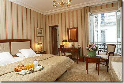 Photo 3 - Hotel Franklin Roosevelt 4* Sterne Paris in der Nähe der Avenue des Champs Elysées. - Unsere 48 Zimmer und Suiten, völlig, die 2003 renoviert, in einem englischen Stil dekoriert sind, Leistungen hoch Palette an: Bewetterungsanlage, Schalldämmung, eine eigene Kiste, eines mini Bar, eines Satellitenfernsehens, und einer Internet-Verbindung Höhe-Absatz. Alle Badezimmer sind in Marmor, mit der Badewanne ausgerüstet, Dusche und trocknet Haare.

Die Dekoration unserer „Standard“ Zimmer, verbindet Holzbauteile und für ein vollkommenes Gleichgewicht koordinierte Gewebe.