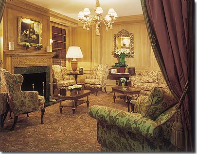 Photo 9 - Hotel Franklin Roosevelt Parigi 4* stelle nei pressi degli Champs Elysées - Questo salone, un poco lontano dal ricevimento, ornato di un largo camino ed interamente decorato di rivestimenti in legno, è ideale per i vostri appuntamenti d’affari.
Il ricevimento si apre largamente su una successione di saloni, adornati ciascuno di una decorazione particolare, dandoloro un fascino unico. Un'armonia di tessuti che luccicano così come delle larghezze poltrone e canapè, conferiscono al lobby un'atmosfera particolarmente cosy,