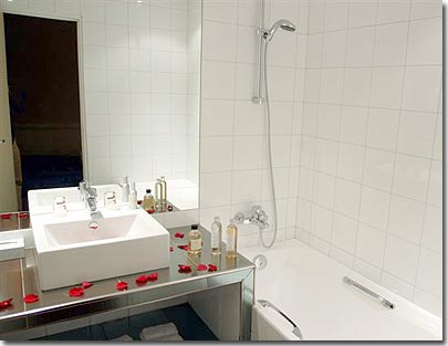 Photo 6 - Hotel de Longchamp Elysees 3* Sterne Paris in der Nähe der Avenue des Champs Elysées. - Die Zimmer Longchamp Hotel werden ausgestattet mit: Bad/WC-Dusche vervollständigt mit trockenen Televiseur-Haaren mit Ketten Satelliten- wie CNN und Eurosport, Minibar, individueller Koffer