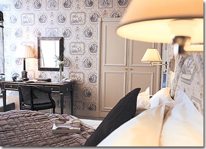 Image 3 : Hotel Marignan Champs Elysees Paris Paris - O quarto individual clássico alia conforto e equipamento; é ideal para estadas curtas.
Sobre o pátio ou sobre a rua, este quarto oferece diferentes vistas da Capital ou a calma de um pátio interior.
