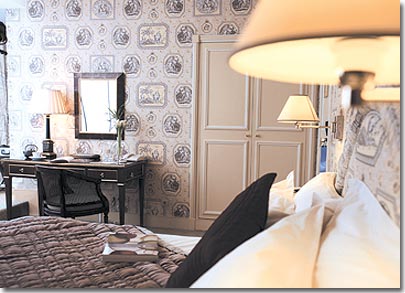 Image 3 : Hotel Marignan Champs Elysees Paris Paris - The classic single room marries comfort and service and is perfect for short stays.
Oriented toward the courtyard or the street, this room offers different perspective of France's capital city or the calm of the interior courtyard.