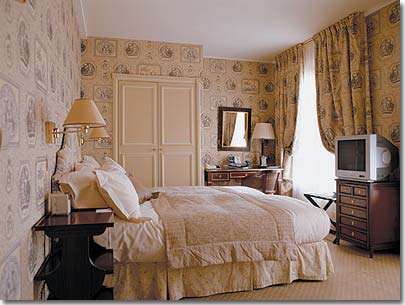 Image 4 : Hotel Marignan Champs Elysees Paris Paris - Com uma média de 15m² e grandes camas dispostas como lhe convier, o quarto superior é a resposta eficaz às suas exigências.