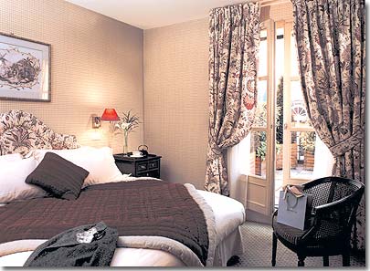 Image 5 : Hotel Marignan Champs Elysees Paris Paris - Mais espaçoso (25m²), o quarto Deluxe é um convite ao recolhimento e à descontracção através da atenção muito particular dada às roupas de cama...