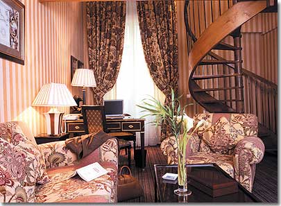 Image 7 : Hotel Marignan Champs Elysees Paris Paris - As suites em duplex, com cerca de 40m², oferecem ao viajante a perfeita alquimia de um espaço para se viver, unificado pelo requinte de um quarto com uma atmosfera acolhedora que mergulha num salão propício ao trabalho, às reuniões de negócios mas também a descontracção em família.