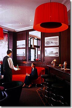 Photo 2 - Best Western Premier Hotel Elysees Regencia 4* Sterne Paris in der Nähe der Avenue des Champs Elysées und des Triumphbogens. - Gönnen Sie sich einen Moment der Entspannung auf den langen roten Kanapees der Bar und in den Salons...