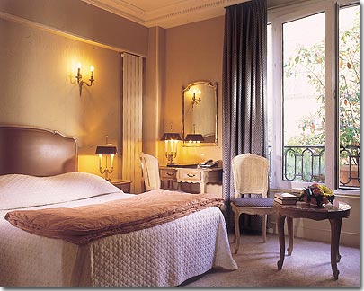 Photo 4 - Hotel Rochester Paris 4* étoiles proche des Champs-Elysées - Nos 90 chambres et suites, décorées dans un style Louis XV, offrent des prestations haut de gamme : climatisation, insonorisation, mini-bar, coffre individuel, connexion internet haut débit et télévision satellite.
Toutes les salles de bains sont en marbre, équipées de baignoire, douche et sèche cheveux.

Nos chambres « standard » sont principalement situées sur la cour intérieure, assurant ainsi à nos clients une grande tranquillité.