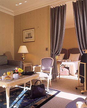 Photo 7 - Hotel Rochester Parigi 4* stelle nei pressi degli Champs Elysées - Tutti nostri junior suite, composte di una camera e di un salone, si aprono generalmente su una vasta corte interiore, assicurando così una calma assoluta. L'impiego di rivestimenti in legno e tessuti chiari loro conferiscono una grande luminosità.