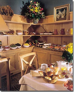Photo 8 - Hotel Rochester Parigi 4* stelle nei pressi degli Champs Elysées - Vi proponiamo una prima collazione continentale o buffet, dalle 7 alle ore 14, tutti giorni.
Il room servizio è assicurato 7 ore alle 22 30 tutti i giorni. Serviamo in camera fino alle ore 14 poi nella giornata un room service.
Una vasta scelta di bevande calde e succhi di frutti vi è proposta, così come degli assortimenti di viennoiseries, cereali, frutti freschi, insalate di frutti, yoghourts, formaggi, salumi, pesci fumati, così come un buffet caldo: uova strapazzate, uova gusci, frittate, salsicce, bacon...
