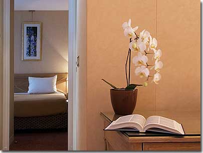 Photo 2 - Hotel Royal Garden Champs Elysees Paris 4* star near the Champs Elysees and close to the Arch of Triumph - A non smoking floor is available as well as a laundry service and a direct access to the underground car park of the hotel.