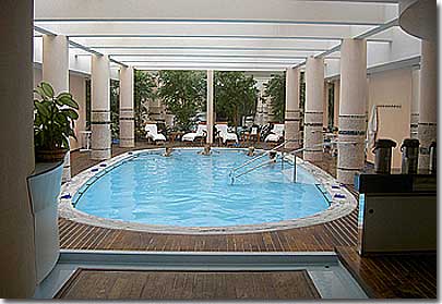 Photo 7 - Hotel Royal Garden Champs Elysees Paris 4* étoiles proche des Champs-Elysées et Arc de Triomphe - Le centre est équipé de hammam, sauna, salle de bronzage et  propose soins esthétiques, douche à jet, massages et piscine pour aquagym.