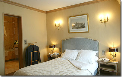 Photo 3 - Hotel Splendid Etoile Paris 4* estrelas ao pé dos Campos Elísios e perto do Arco do Triunfo - Os nossos 57 quartos e suites, decorados no estilo Louis XV, oferecem prestações de alta gama: ar condicionado, insonorisaçao, mini-bar, cofre individual, conecção Internet de elevado débito e televisão satélite.

Os nossos quartos 