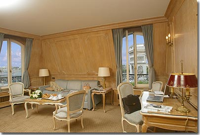 Photo 7 - Hotel Splendid Etoile Parigi 4* stelle nei pressi degli Champs Elysées e vicino dell’Arco di Trionfo - Tutti i nostri junior suite, composte di una camera e di un salone divisa, hanno una vista diretta sull'arco di Trionfo e sono insonorizzati perfettamente. L'impiego di rivestimento in legno e tessuti chiari loro conferiscono una grande luminosità.