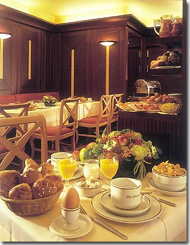 Photo 8 - Hotel Splendid Etoile 4* Sterne Paris in der Nähe der Avenue des Champs Elysées und des Triumphbogens. - Wir schlagen Sie ein täglich  Continental frühstück oder American Buffet vor ab 7 Uhr bis zu 14 Uhr.
Das Room Service  ist jeden Tag ab 7 Uhr bis zu 22 Uhr 30 gewährleistet.

Unser Chef Fabrice empfängt Sie in dem Restaurant 