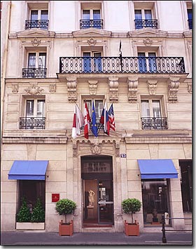 Photo 1 - Hotel Tilsitt Etoile 3* Sterne Paris in der Nähe der Avenue des Champs Elysées und des Triumphbogens. - Das Hotel Tilsitt Etoile liegt in unmittelbarer Nähe der Champs Elysées, des Arc de Triomphe und des Palais des Congres. Diese äußerst günstige Lage macht das Hotel zu einem regelrechten Verbindungsglied zwischen den Sehenswürdigkeiten und dem Geschäftsviertel der Stadt und zu einer idealen Adresse für privilegierte Momente