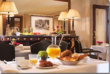 Photo 3 - Hotel West End Paris 4* étoiles proche des Champs-Elysées et Arc de Triomphe - Dans la salle à manger paisible, vous redécouvrez le plaisir du petit-déjeuner en musique, qu’il soit continental ou américain. Le room-service vous propose également une restauration légère, de 7h00 à 22h30.