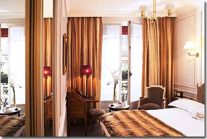 Photo 4 - Hotel West End Paris 4* estrelas ao pé dos Campos Elísios e perto do Arco do Triunfo - Quarto standard: um quarto acolhedor, um pequeno recanto de paz e serenidade. Equipado de cama dupla e banheiro em marmore.